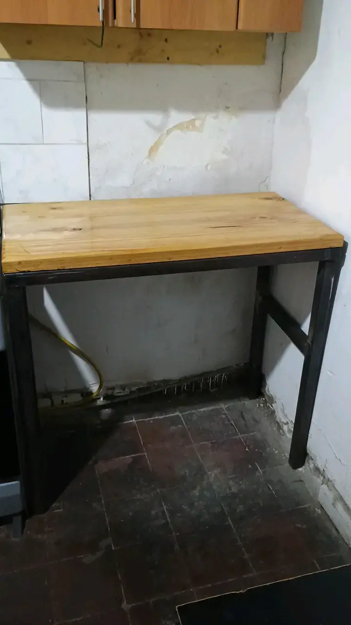 Mesa de trabajo de madera y metal - 1
