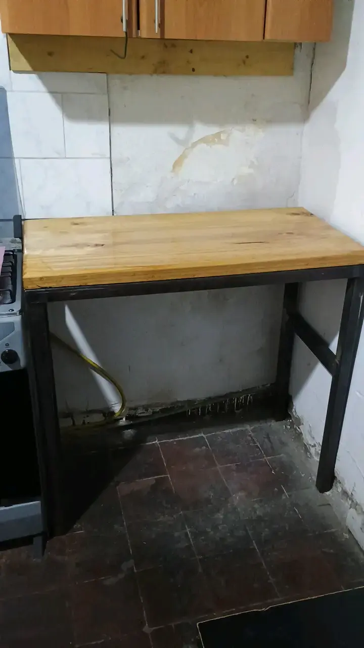 Mesa de trabajo de madera y metal - 2