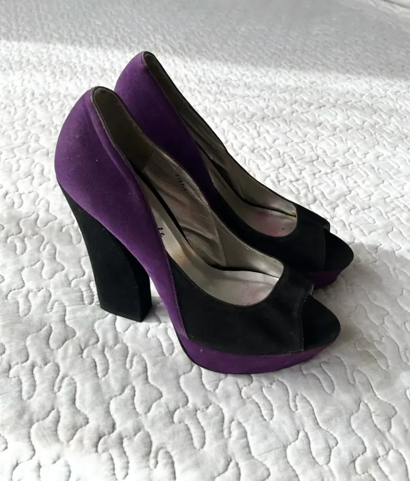 Tacones de plataforma morados y negros - 2