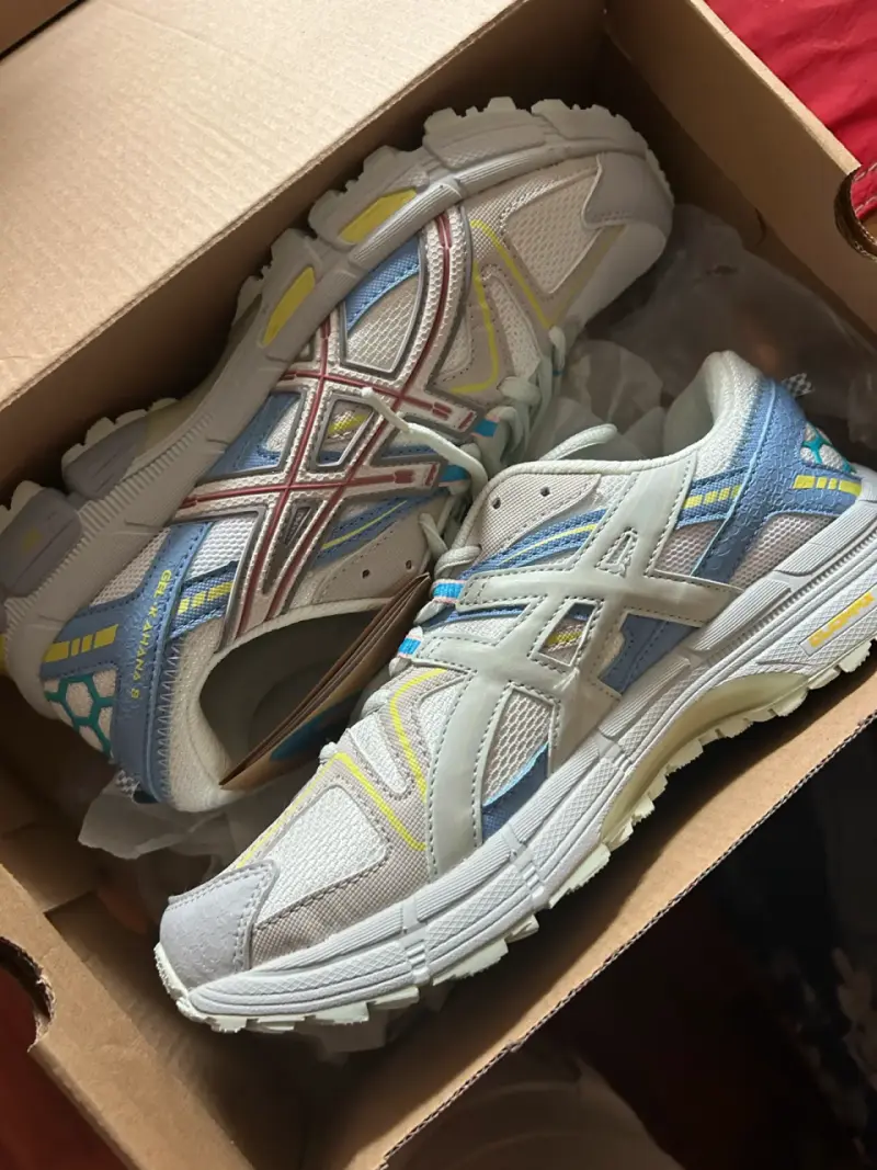 Zapatillas deportivas Asics blancas con detalles coloridos - 1