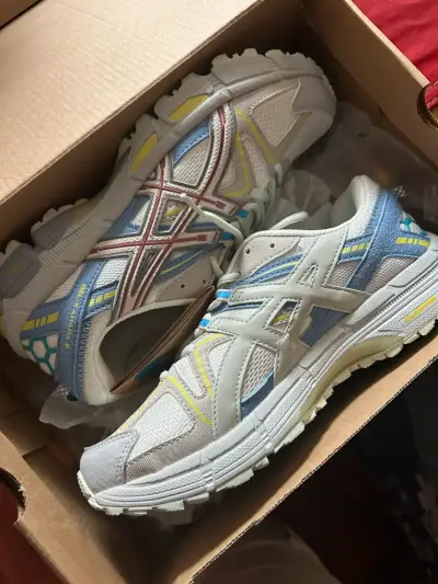 Zapatillas deportivas Asics blancas con detalles coloridos - miniatura 1