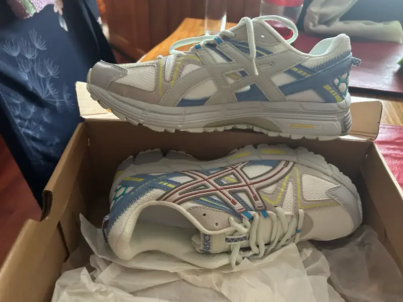 Zapatillas deportivas Asics blancas con detalles coloridos - 2