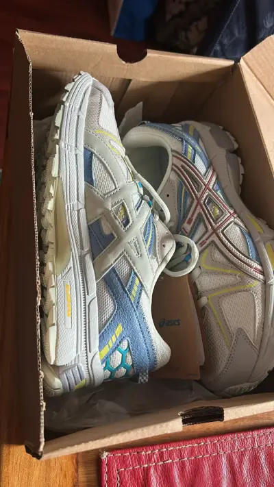 Zapatillas deportivas Asics blancas con detalles coloridos - miniatura 3