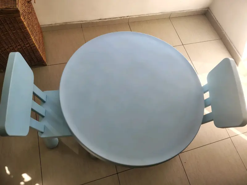 Mesa y sillas infantiles de madera azul - 1