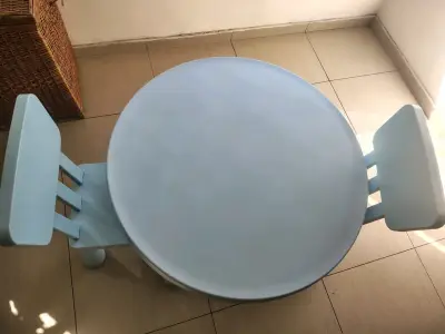 Mesa y sillas infantiles de madera azul - miniatura 1