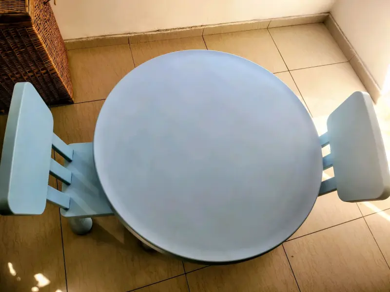 Mesa y sillas infantiles de madera azul - 2