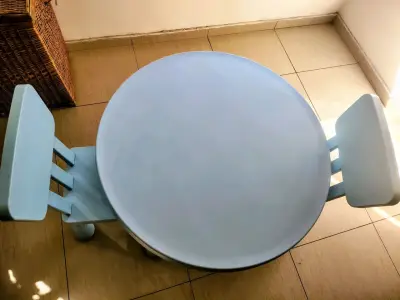 Mesa y sillas infantiles de madera azul - miniatura 2