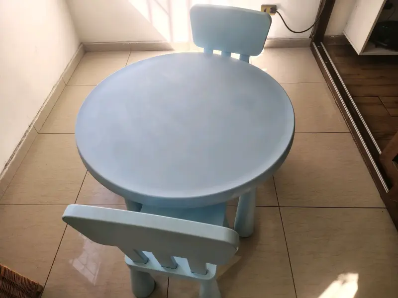 Mesa y sillas infantiles de madera azul - 3