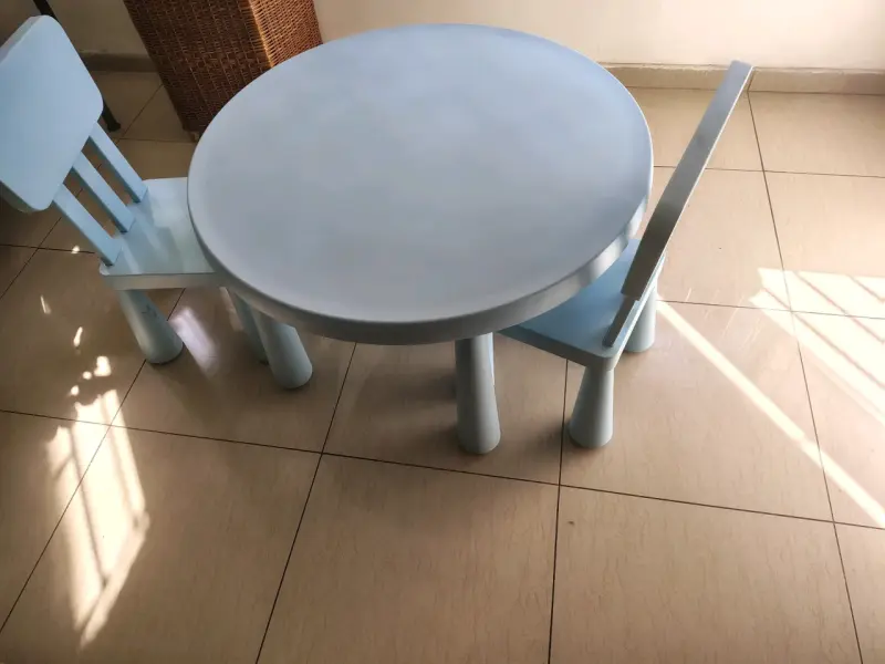 Mesa y sillas infantiles de madera azul - 4