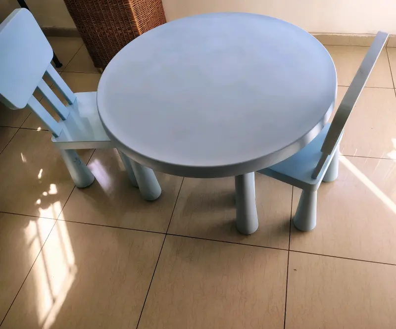 Mesa y sillas infantiles de madera azul - 5