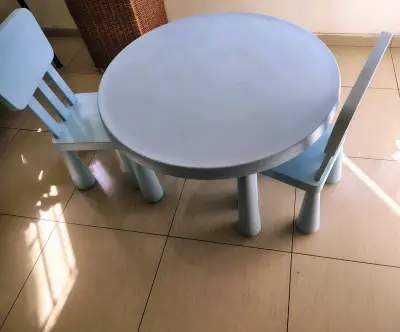 Mesa y sillas infantiles de madera azul - miniatura 5