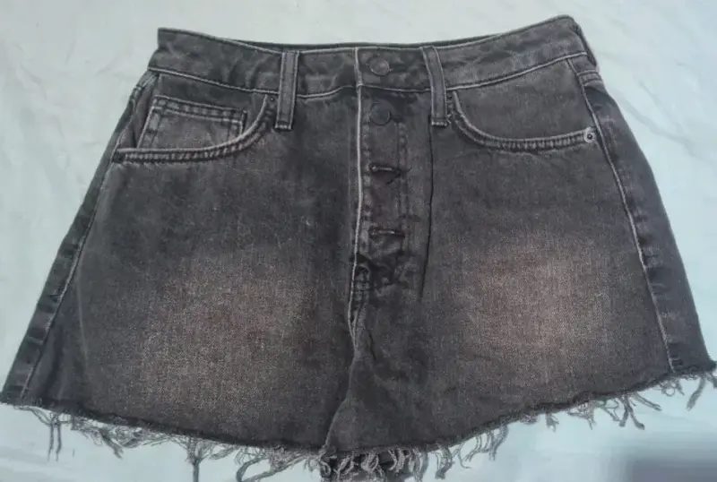 Shorts de mezclilla negros desgastados - 1
