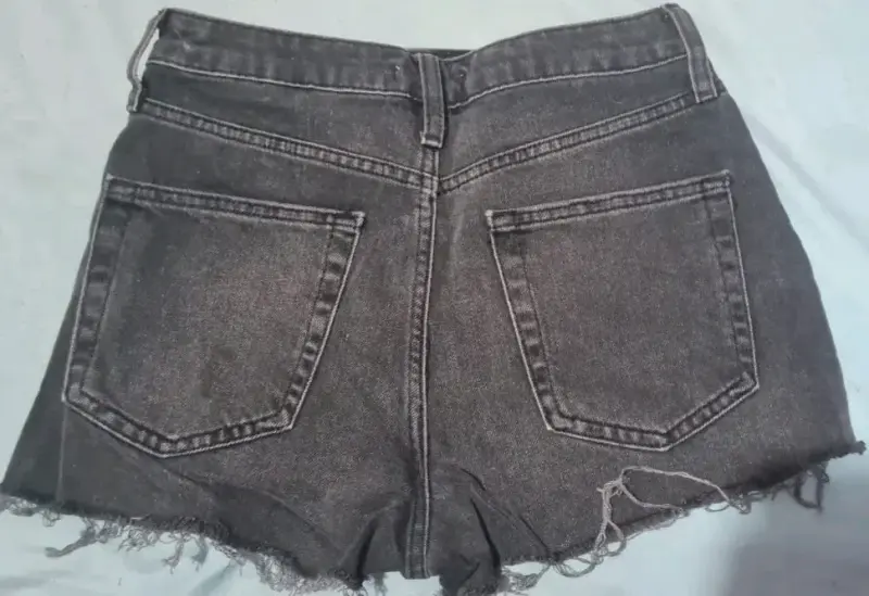 Shorts de mezclilla negros desgastados - 2