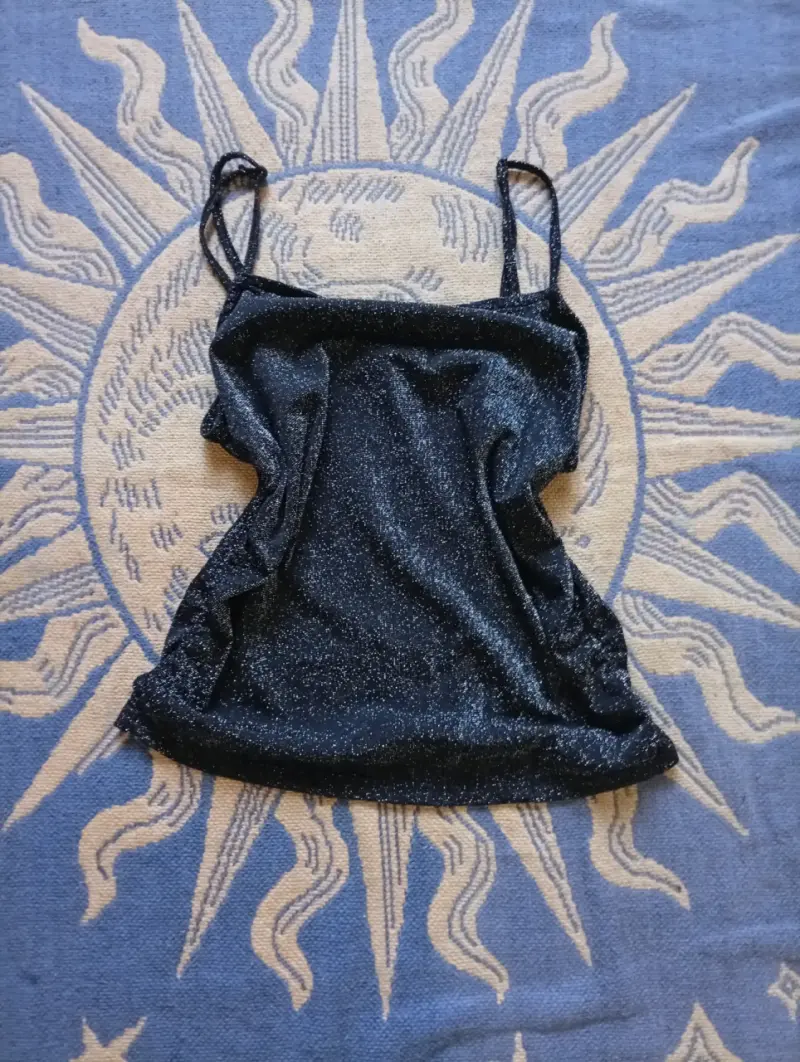 Top de tirantes negro brillante
