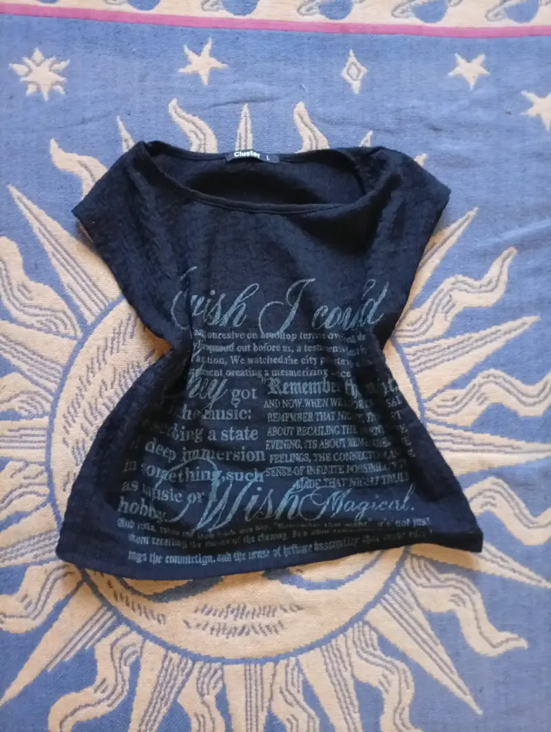 Polera negra con texto decorativo talla L