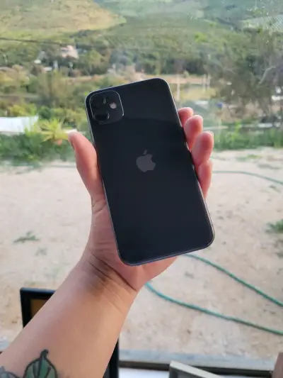 iPhone 11 en buen estado con fundas adicionales - miniatura 1