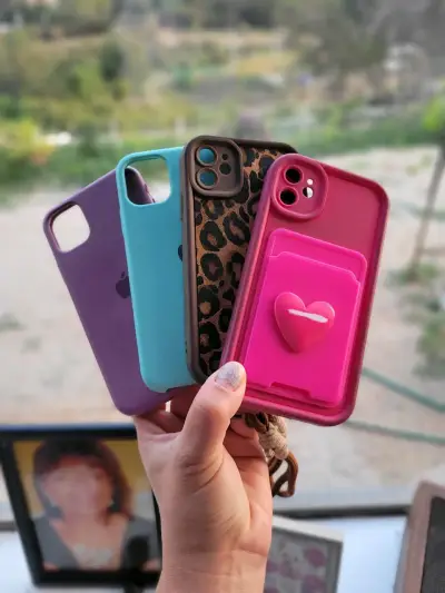 iPhone 11 en buen estado con fundas adicionales - miniatura 3