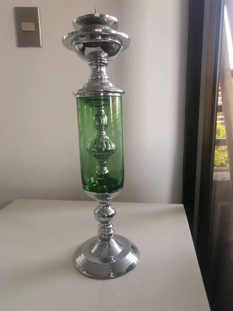 Candelabro decorativo de vidrio verde y metal - 1