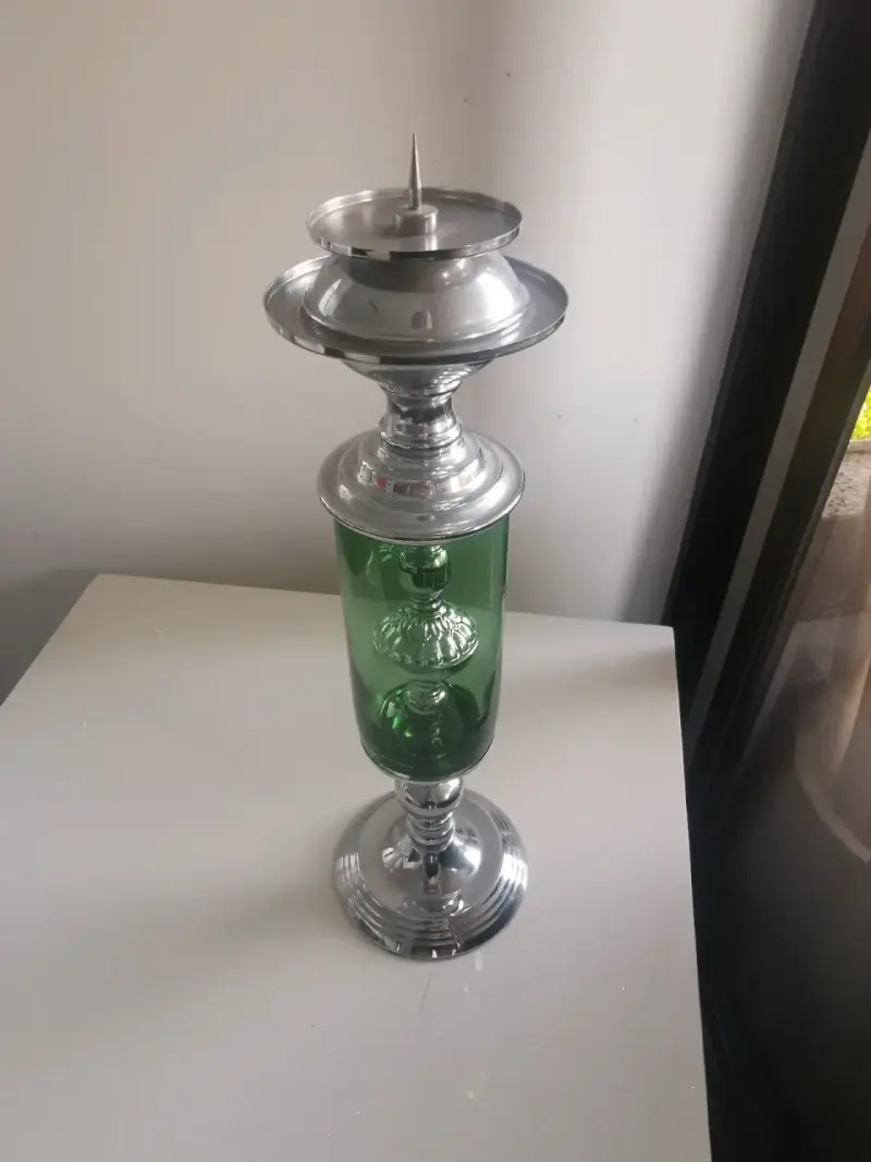 Candelabro decorativo de vidrio verde y metal - 2