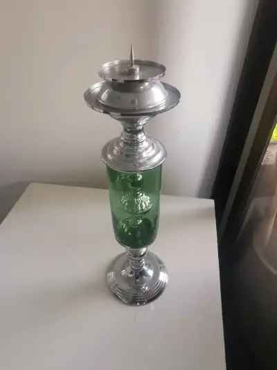 Candelabro decorativo de vidrio verde y metal - miniatura 2
