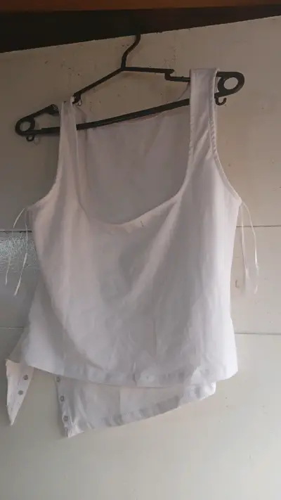 Blusa sin mangas blanca con botones laterales - miniatura 1