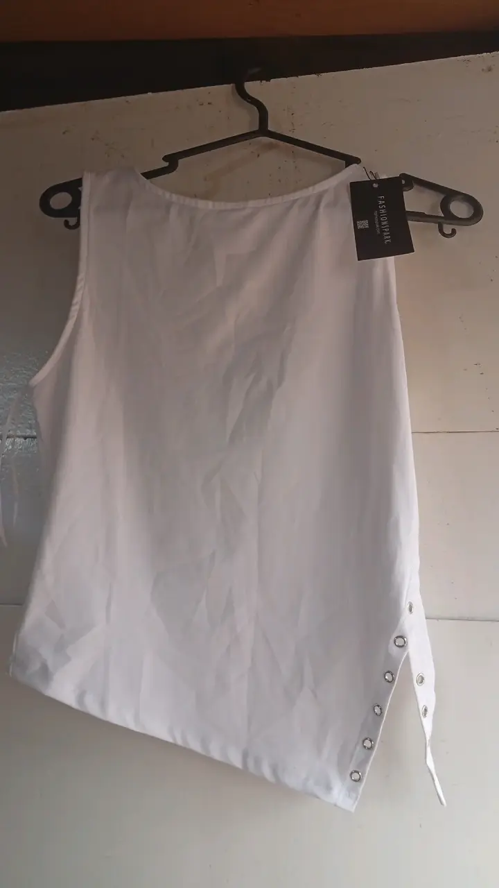 Blusa sin mangas blanca con botones laterales - 2