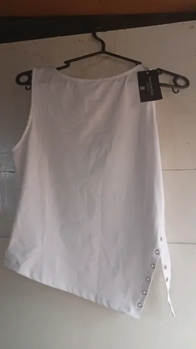 Blusa sin mangas blanca con botones laterales - miniatura 2