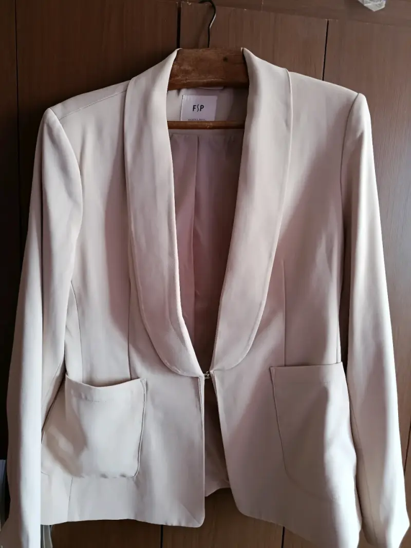 Blazer beige elegante para mujer - 2