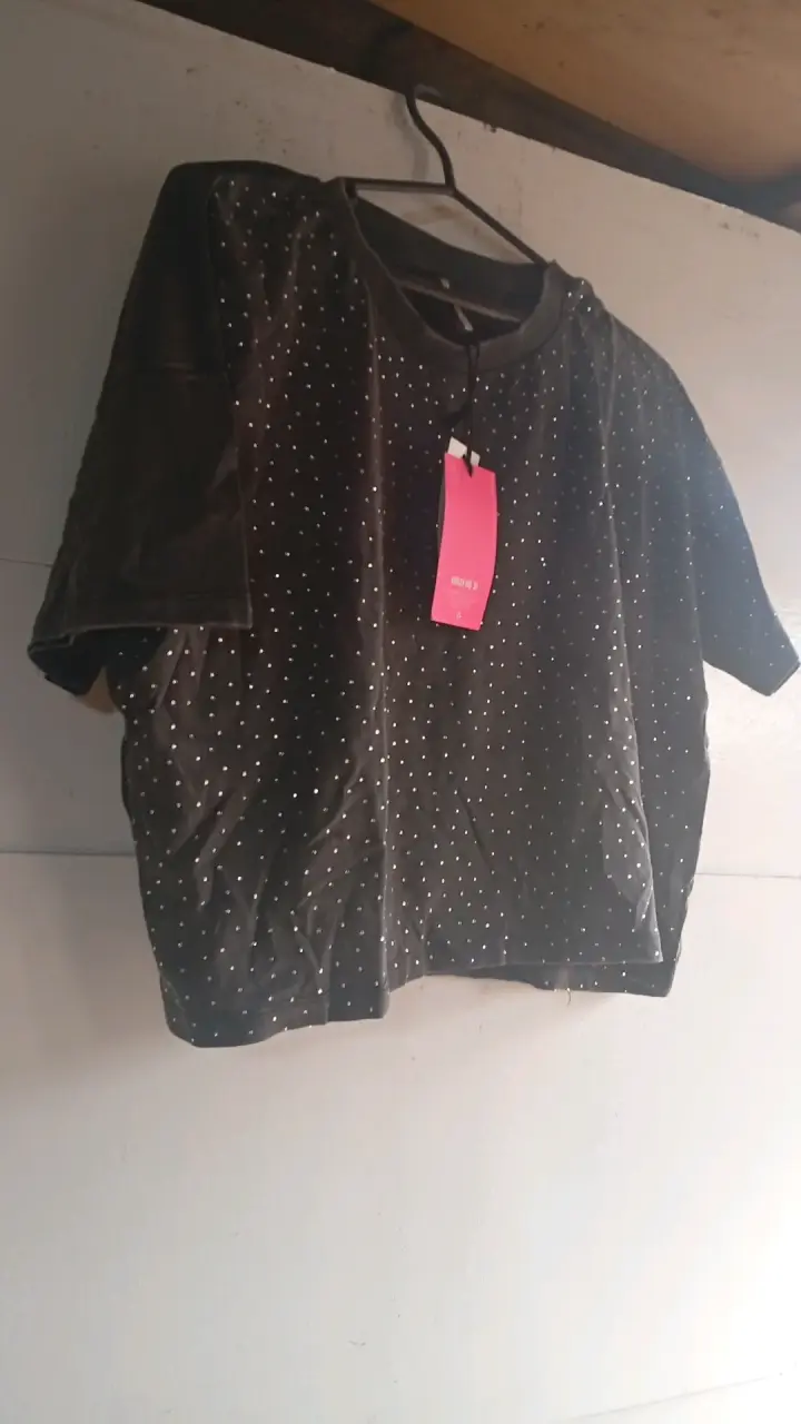 Polera negra con puntos blancos