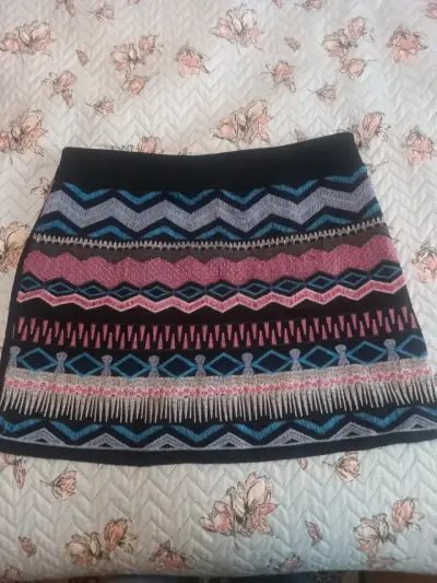 Falda corta con diseño étnico multicolor - miniatura 1
