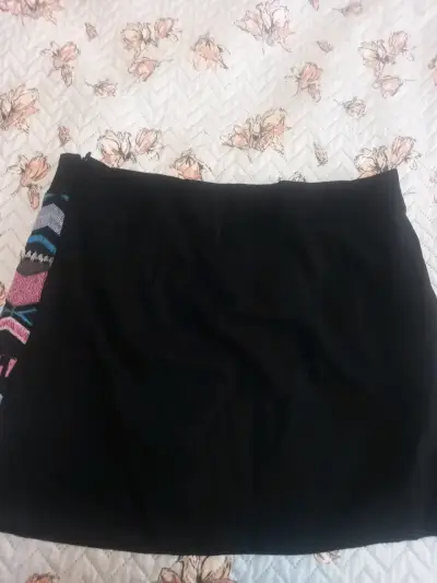 Falda corta con diseño étnico multicolor - miniatura 3