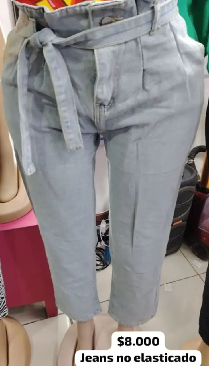 Jeans de mujer azul claro con cinturón