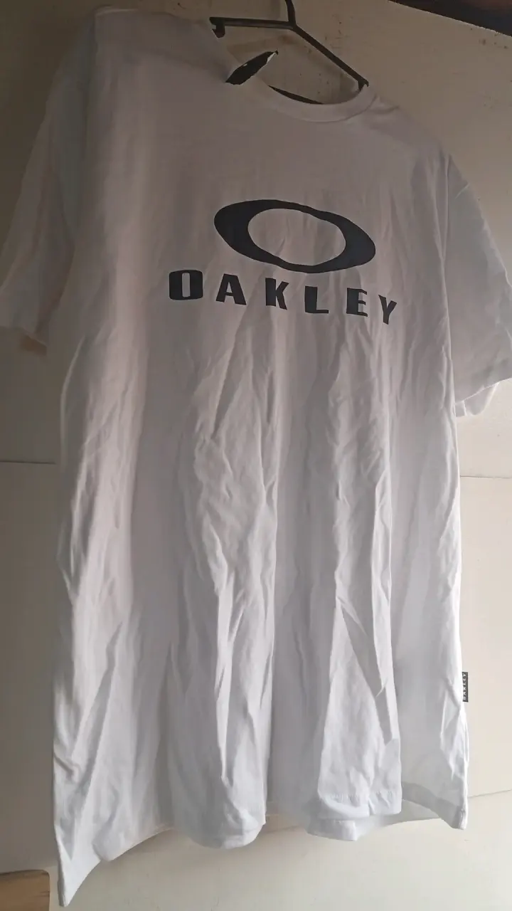 Polera blanca Oakley para hombre
