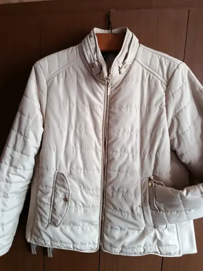 Chaqueta acolchada beige para mujer - miniatura 2