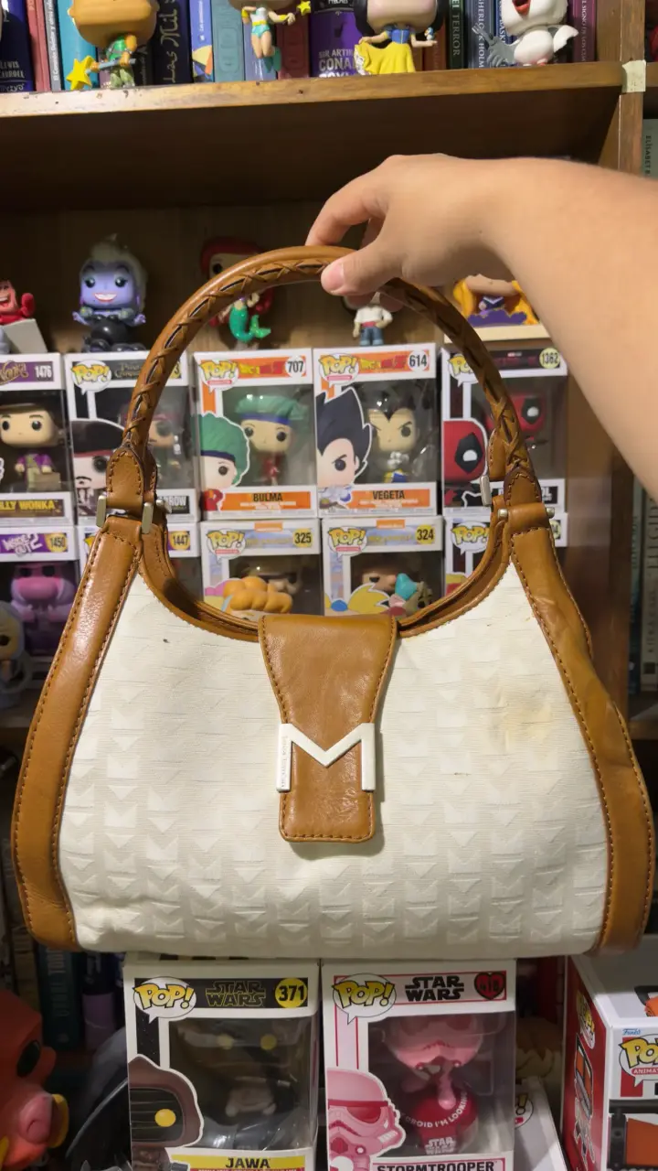 Bolso de mano beige y marrón con detalle metálico - 1
