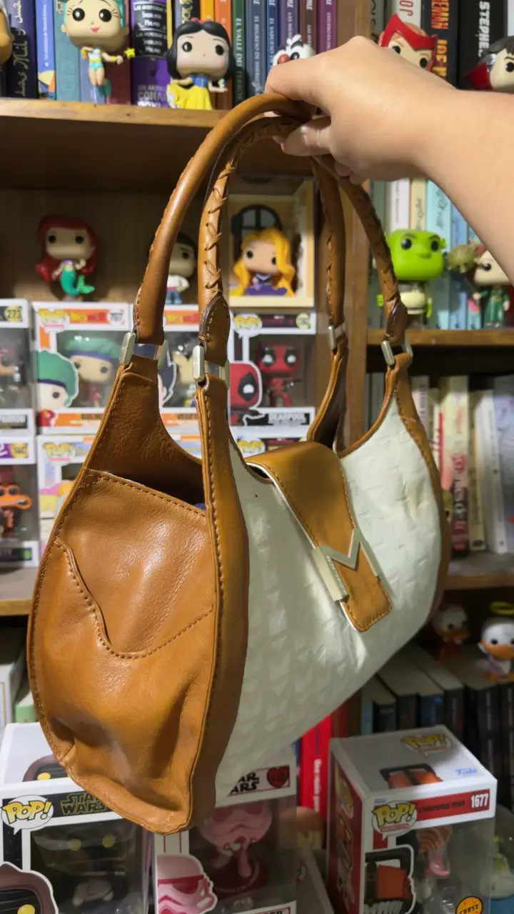 Bolso de mano beige y marrón con detalle metálico - 2