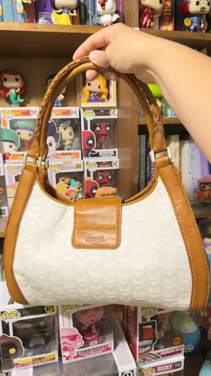 Bolso de mano beige y marrón con detalle metálico - 3
