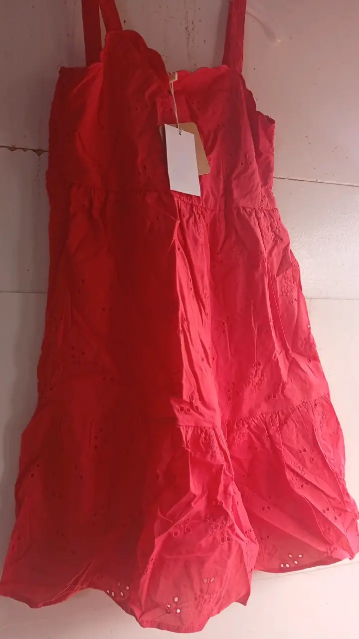 Vestido rojo con bordado floral