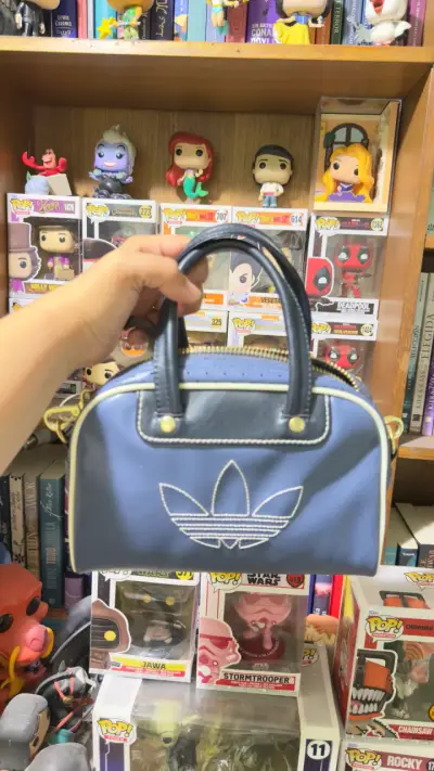 Bolso de mano beige y marrón con detalle metálico - miniatura 1