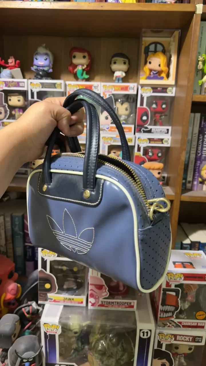 Bolso de mano beige y marrón con detalle metálico - 2