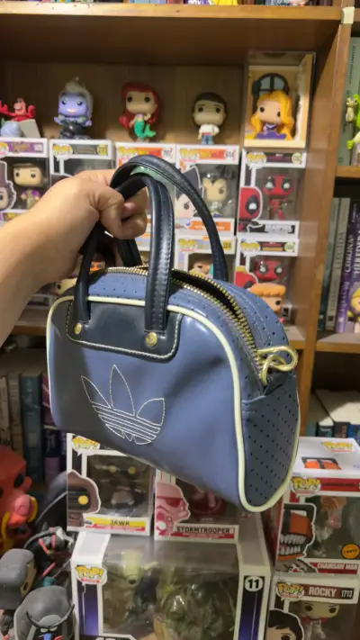 Bolso de mano beige y marrón con detalle metálico - miniatura 2