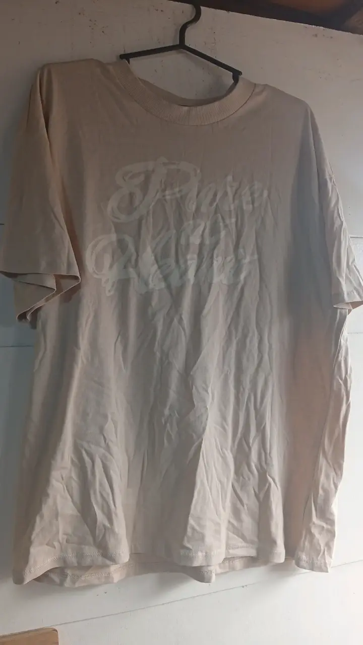 Polera beige con diseño estampado