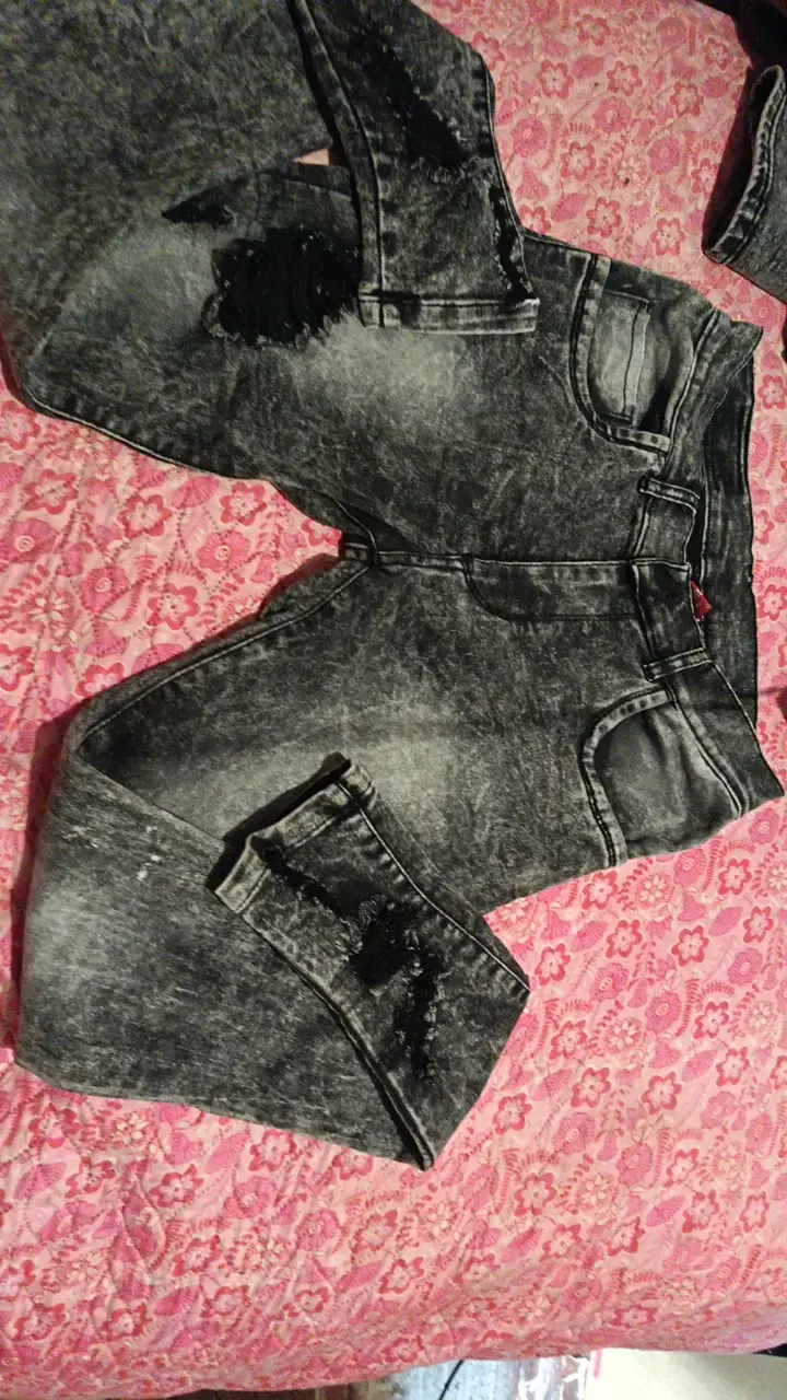 Jeans desgastados para hombre en gris oscuro