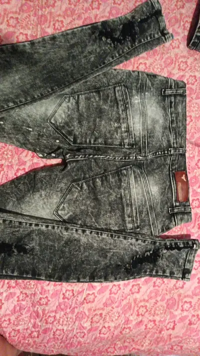 Jeans desgastados para hombre en gris oscuro - miniatura 2