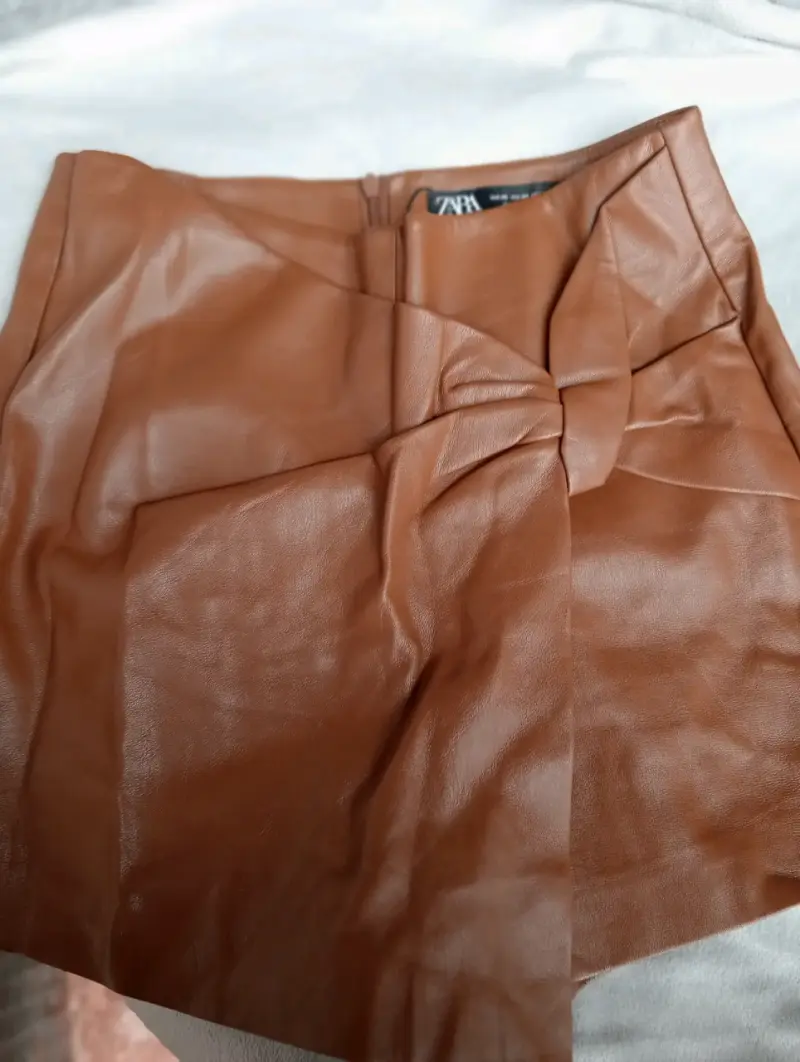 Falda corta de cuero sintético marrón Zara