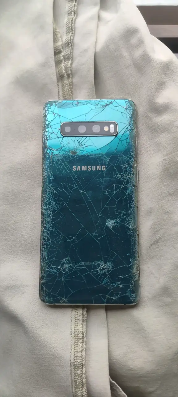 Samsung Galaxy S10 con pantalla rota - 1
