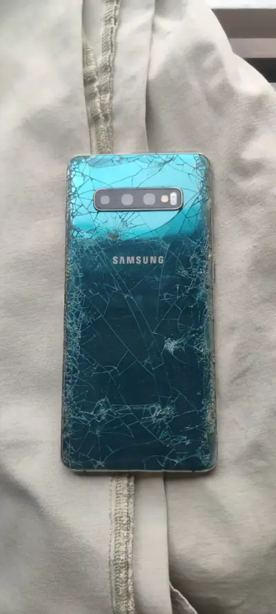 Samsung Galaxy S10 con pantalla rota - miniatura 1