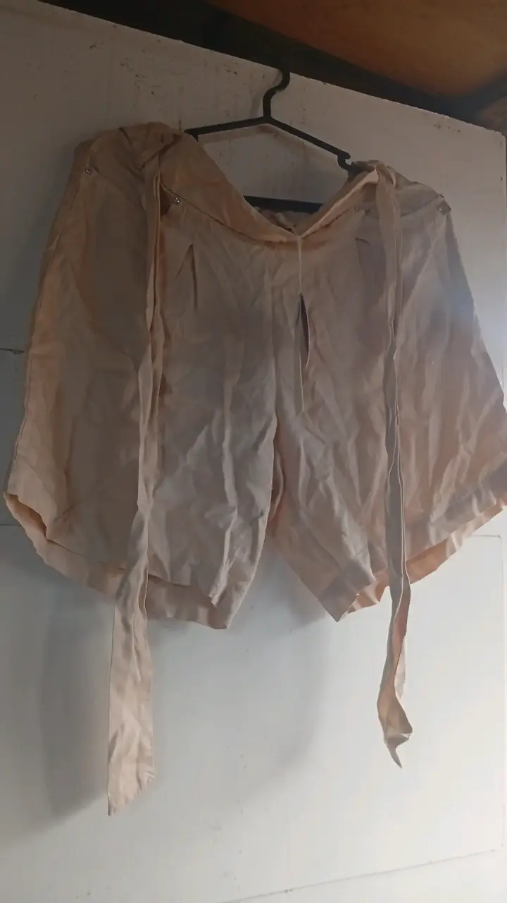 Shorts beige con lazos laterales