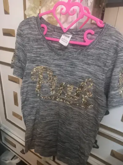 Polera gris con lentejuelas Victoria's Secret Pink - miniatura 1