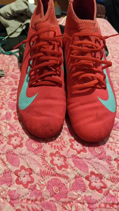 Botines de fútbol rojos con logo visible - miniatura 1